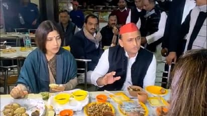 विजय रथ पर सवार होकर मैनपुरी पहुंचे अखिलेश, पत्नी डिंपल के साथ फेमस रेस्टोरेंट में खाई चाट