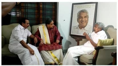 ഉമ്മന് ചാണ്ടിയെ വീട്ടിലെത്തി കണ്ട് ശശി തരൂര്, ഒപ്പം എം കെ രാഘവനും, രാഷ്ട്രീയം ചര്ച്ചയായില്ലെന്ന് തരൂര്