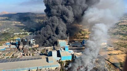  सोलापुर पटाखा फैक्ट्री आग: मरने वालों की संख्या बढ़कर 4 हुई, फैक्ट्री मालिकों पर FIR, जानिए हुआ क्या था?