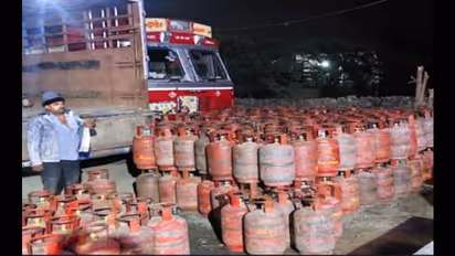 अवैध फिलिंग के लिए होटल के बगल में खड़ें थे गैस टंकी से भरे ट्रक, ऐसा सामान मिला कि मचा हड़कंप