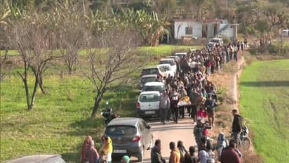 Target Killing: एलजी का ऐलान-आतंकवादियों को भारी कीमत चुकानी पड़ेगी, कश्मीर पंडितों ने कहा-पाक से युद्ध करो