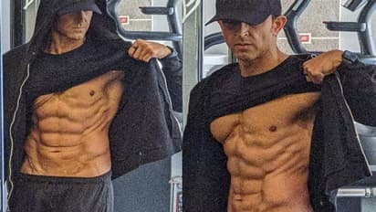 48 की उम्र में ऋतिक रोशन के 8 पैक एब्स देख लोगों के उड़ गए होश, जानें इस एज में कैसे पाएं ऐसी बॉडी