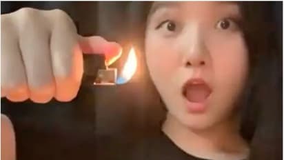 അണഞ്ഞ തിരിയിലെ പുക കൊണ്ട് മെഴുകുതിരി കത്തിക്കുന്ന യുവതി; വൈറലായി വീഡിയോ