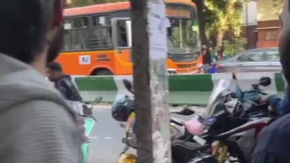 ಟೀ ಕುಡಿಯಲೆಂದು ರಸ್ತೆ ಮಧ್ಯೆ ಬಸ್‌ ನಿಲ್ಸಿ ಟ್ರಾಫಿಕ್‌ ಜಾಮ್‌ ಮಾಡಿದ ಡ್ರೈವರ್‌: ವಿಡಿಯೋ ವೈರಲ್‌..! 