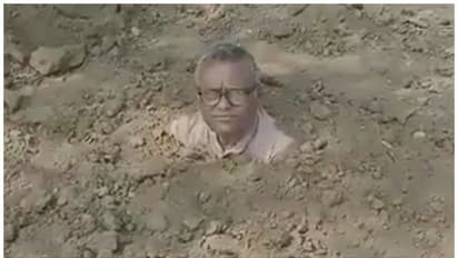 భూమిలో పూడ్చిపెట్టుకుని రైతు వినూత్న నిరసన.. ‘ఆ పథకం కింద నాకు రావాల్సిన భూమి ఇవ్వాల్సిందే’ (వీడియో)