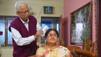 പ്രിയപ്പെട്ട സാരി ഉടുത്ത്, സോഫയില് പൂര്ണ്ണകായ പ്രതിമ, ഭാര്യയുടെ ഓര്മ്മയ്ക്ക് ഭര്ത്താവ് പ്രതിമ നിര്മിച്ചത്