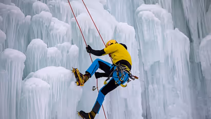 ശ്വാസതടസം മുതല് മനോവിഭ്രാന്തി വരെ; എളുപ്പമല്ല എവസ്റ്റ് കയറ്റം, അതൊരു ജീവന്മരണ പോരാട്ടം!