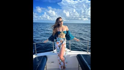 టెంప్టింగ్ అందాలతో హీటెక్కిస్తున్న రాయ్ లక్ష్మీ.. బీచ్ లో రత్తాలు రచ్చ.. స్టన్నింగ్ పోజులు!