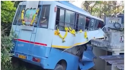 ശബരിമല തീർത്ഥാടകരുടെ വാഹനം വീടിനു മുകളിലേക്ക് ഇടിച്ചു കയറി; 16 പേർക്ക് പരിക്ക്