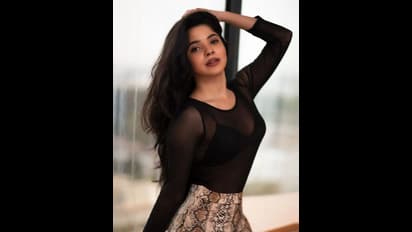 கொசுவலை போன்ற ஆடையில்... கண் கூசும் அளவிற்கு கவர்ச்சியை கொட்டி... வளைந்து நெளிந்து போஸ் கொடுத்த திவ்ய பாரதி!!