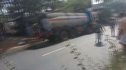 மினி பேருந்து மீது லாரி மோதி விபத்து; போதையில் தள்ளாடிய ஓட்டுநர் கைது