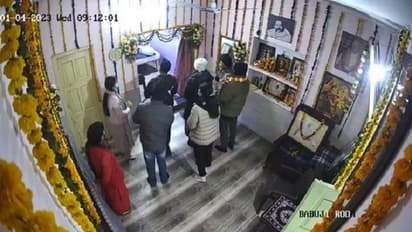 बाबा नीम करोली का आशीर्वाद लेने वृंदावन पहुंचे विराट कोहली और अनुष्का शर्मा, देखें PHOTOS