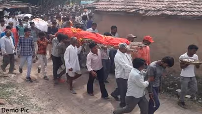 Hindu Tradition: शवयात्रा में आगे परिवार का कोई सदस्य मटकी लेकर क्यों चलता है, क्या होता है उसके अंदर?