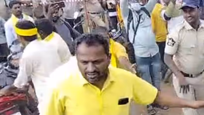 కుప్పం గడ్డూరు వద్ద టెన్షన్: టీడీపీ శ్రేణులు , పోలీసుల మధ్య తోపులాట