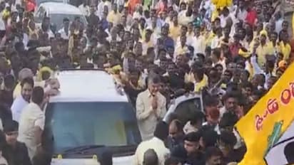 చంద్రబాబును పెద్దూరు వద్ద అడ్డుకున్న పోలీసులు.. తీవ్ర ఆగ్రహం వ్యక్తం చేసిన టీడీపీ అధినేత..