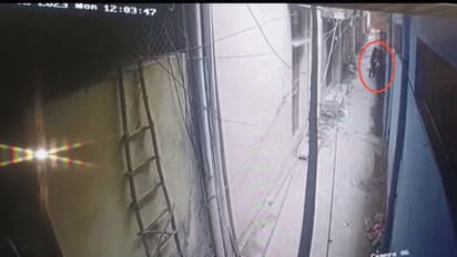 பேசாமல் இருந்த தோழியை சரமாரியாகக் கத்தியால் குத்திய இளைஞர்