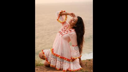 సముద్రపు ఒడ్డున దీపికా పిల్లి విరహ వేదన.. సూర్యకిరణాలకు తన్మయత్వం చెందుతూ పిచ్చెక్కించే పోజులు