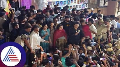 ಬಳ್ಳಾರಿ: ಶಿವಣ್ಣ ನೋಡಲು ನೂಕು ನುಗ್ಗಲು, ಲಾಠಿ ಏಟಿನ ರುಚಿ ನೋಡಿದ ಅಭಿಮಾನಿಗಳು..!