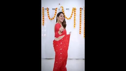 చీరకట్టులో దగ్గరగా ఒంపుసొంపులు చూపిస్తున్న అనసూయ.. స్లీవ్ లెస్ బ్లౌజ్ లో కవ్వింత నెక్స్ట్ లెవల్ 