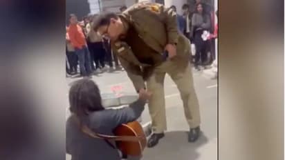 തെരുവില്‍ ഗിറ്റാര്‍ വായിച്ചിരുന്ന ചെറുപ്പക്കാരനെ തടഞ്ഞ് പൊലീസ് ഉദ്യോഗസ്ഥന്‍; വീഡിയോ