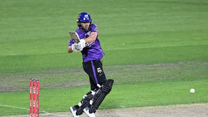 BBL: அடிலெய்ட் ஸ்டிரைக்கர்ஸ் பவுலிங்கை அடித்து நொறுக்கிய ஹோபர்ட் ஹரிகேன்ஸ் வீரர்கள்..! 20 ஓவரில் 229 ரன்கள்