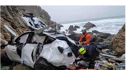 ഭാര്യയും മക്കളും കയറിയ കാര് യുവാവ് മലഞ്ചെരിവിലേക്ക് ഓടിച്ചിറക്കി, കാര് തവിടുപൊടി; എല്ലാവരും രക്ഷപ്പെട്ടു