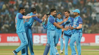 തീതുപ്പി ഉമ്രാന്റെ ബൗളിംഗ്, കെടുത്തി ശനകയുടെ മിന്നലാക്രമണം; ഇന്ത്യക്ക് 207 റണ്സ് വിജയലക്ഷ്യം