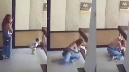 बच्चे को बचाने के लिए मां ने सुपर हीरो से भी ज्यादा दिखाई तेजी, Video देखकर कांप जाएगा कलेजा