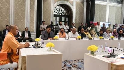 मुंबई में योगी से बॉलीवुड हस्तियों ने की मुलाकात, CM ने बताया अपना बिग ऑफर