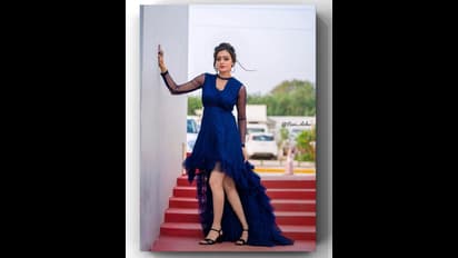 Sowmya Rao: బ్లూ గౌనులో కేకపెట్టిస్తున్న `జబర్దస్త్` బ్యూటీ.. కొత్త యాంకర్‌ అందాలకి కుర్రాళ్లు బేజార్