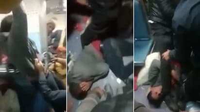 ரயில் பயணியை வெறித்தனமாக தாக்கிய டிக்கெட் பரிசோதகர்கள்.. அதிர்ச்சி வீடியோ வெளியானது !