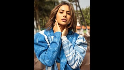 కోట్‌ విప్పి క్లీవేజ్‌ అందాలతో స్టార్‌ హీరోయిన్‌ రచ్చ.. థైస్‌ ట్రీట్‌తో కుర్రాళ్లపై రకుల్‌ అందాల దాడి