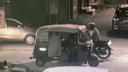 ఘోరం.. బైక్ ఎక్కలేదని మహిళను హెల్మెట్ తో చితకబాదిన వ్యక్తి.. వీడియో వైరల్