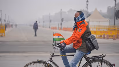 Delhi under severe cold wave, thick layer fog; flights, trains movement affected