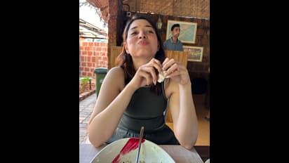 ప్రియుడిని చూపించకుండా జాగ్రత్త పడిందే.. బీచ్ లో లోదుస్తులతో మంటలు రేపుతున్న తమన్నా 