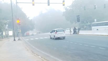 പുകമഞ്ഞ് രൂക്ഷം, താപനില മൂന്ന് ഡിഗ്രിയിൽ താഴെ; ദില്ലിയിൽ ജനം ദുരിതത്തിൽ