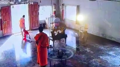 Bangaore Temple:'நான் கடவுள் பெருமாளின் மனைவி': பெண்ணின் முடியை இழுத்து கோயிலை விட்டு வெளியேற்றிய கொடுமை