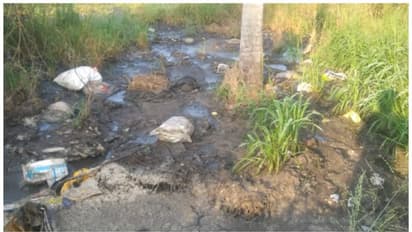 റോഡിൽ ശുചിമുറി മാലിന്യം ഒഴുക്കുന്നുവെന്ന് പരാതി; മൂക്കുപൊത്തി നടക്കേണ്ട ഗതികേടിലെന്ന് നാട്ടുകാർ