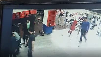 जिम में एक्सरसाइज करते हुए थमीं डॉक्टर की सांसे, CPR देने के बाद भी नहीं मिली सफलता, देखें मौत का CCTV Video