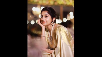 தங்க நிற பட்டு புடவையில் தகதகவென ஜொலிக்கும் மீரா ஜாஸ்மின்..! ரசிகர்கள் உள்ளதை கொள்ளை கொண்ட கியூட் போட்டோஸ்!