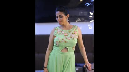 కుర్ర గుండెలు పేలిపోయేలా సదా ఫ్లైయింగ్ కిస్సెస్..  మత్తు చూపులు, టెంప్టింగ్ పోజులతో రచ్చ!