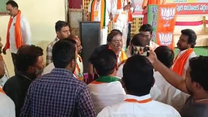 ధర్మపురి బీజేపీలో వర్గ విభేదాలు.. మాజీ ఎంపీ వివేక్‌ ఎదుటే తిరుగుబాటు బావుటా