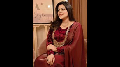 మెరూన్ డ్రెస్‌లో అందాల రాజహంసలా అదరగొడుతున్న పూర్ణ.. నిండైన అందంతో కట్టిపడేస్తున్న హాట్‌ హీరోయిన్‌