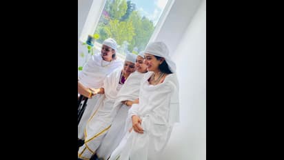 பாரம்பரிய படுகா இன உடையில் நடிகை சாய் பல்லவி! குடும்பத்துடன் எடுத்து கொண்ட புகைப்படங்கள் வைரலாகி வருகிறது!