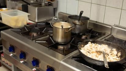 വൃത്തിഹീനമായ സാഹചര്യത്തില് പാചകം; യുഎഇയില് 40 സ്ഥാപനങ്ങള് പൂട്ടിച്ചു, 685 സ്ഥാപനങ്ങള്ക്ക് പിഴ