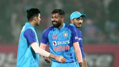 ஹர்திக் பாண்டியாவின் கேப்டன்சியை புகழ்ந்து தள்ளிய அக்ஸர் படேல்..! கடுப்பான ரோஹித் ரசிகர்கள்