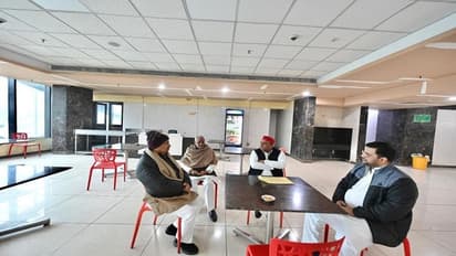 पुलिस मुख्यालय पहुंचे अखिलेश यादव, चाय पीने से भी किया इंकार, कहा- जहर दे दोगे तो