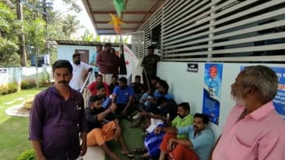 കുടുംബാരോഗ്യ കേന്ദ്രത്തിലെ ഡോക്ടർമാർ കൂട്ട അവധിയിൽ, പ്രതിഷേധവുമായി ഡിവൈഎഫ്ഐ, ഒടുവിൽ നടപടി