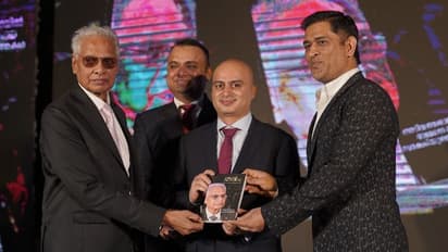 പഠിപ്പിച്ച അദ്ധ്യാപകരുടെ വലിയ ആരാധകന്, അധ്യാപനം ജോലിയല്ല, കലയെന്ന് ധോണി