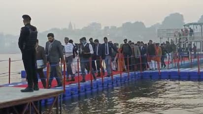 वाराणसी पहुंचे सीएम योगी ने जाना टेंट सिटी का हाल, अधिकारियों के साथ होगी समीक्षा बैठक